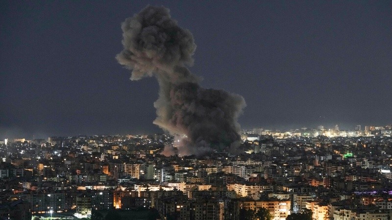 Dos drones alcanzan la embajada de EE UU en Riad. El Pais