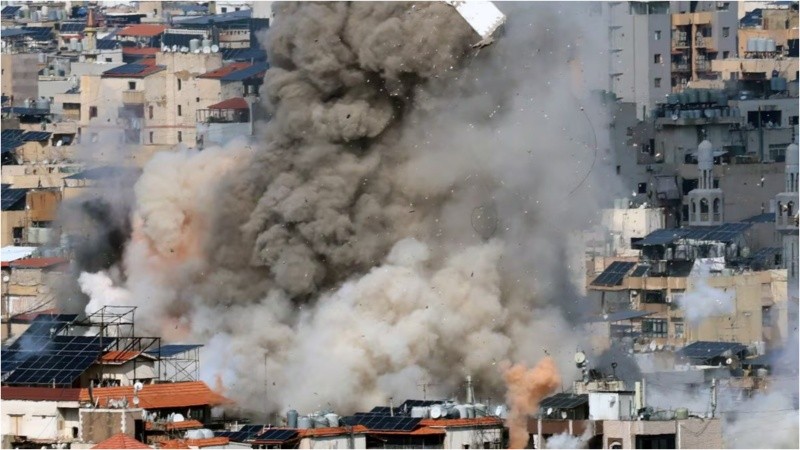 Una columna de humo se eleva sobre Beirut este miércoles tras un bombardeo israelí.