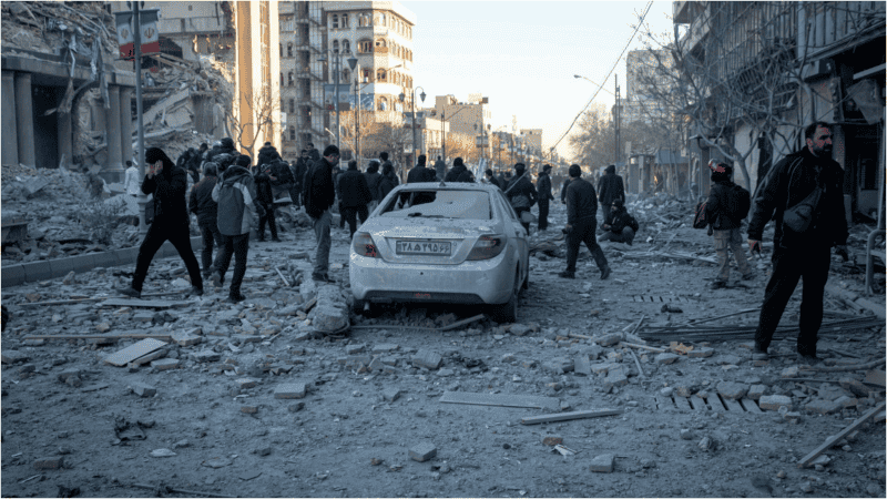  Escena tras un ataque a un edificio en la plaza Enghelab de Teherán, Irán, el 3 de marzo. (EFE / MAJID KHAHI)