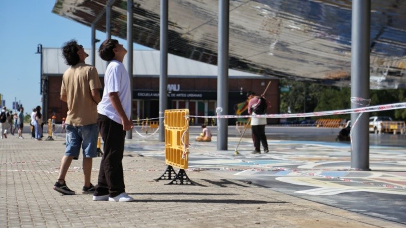 Vallas y cintas de protección cubren el perímetro de El Aura, donde se pintó el mural 