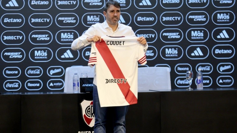 Coudet habló en conferencia de prensa y posó con la camiseta de River. (Fotobaires)