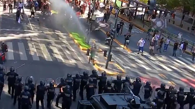 El operativo policial llegó hasta Plaza San Martín, en la Ciudad de Buenos Aires.