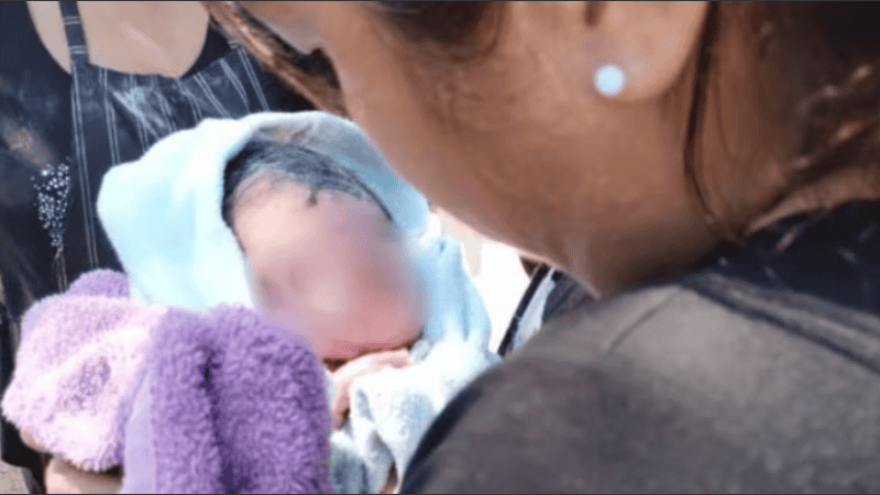 Encontraron a un bebé recién nacido en una bolsa plateada y con el cordón umbilical sin cortar.