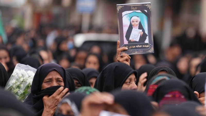 Masivo funeral de las víctimas del ataque a la escuela primaria.