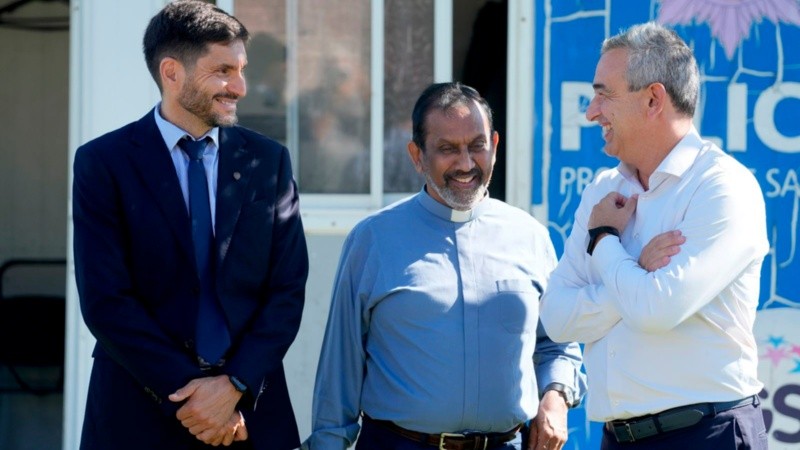 Pullaro, Peries y Javkin en el recorrido por la escuela.