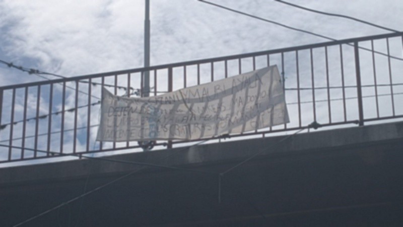 El trapo menciona a personajes  de la mafia local.