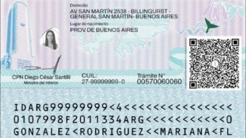 En el reverso, a la izquierda, el Monumento a la Bandera es uno de los símbolos que incorpora. En el centro las Islas Malvinas.