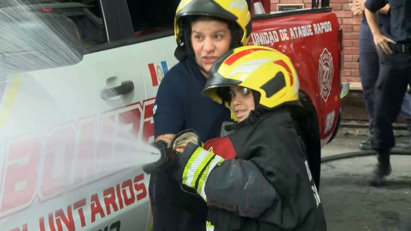 Dylan jugó a ser bombero ante las cámaras de El Tres&nbsp;