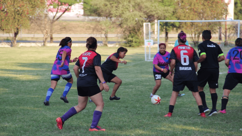 Villa Gobernador Gálvez organiza un torneo de fútbol femenino en el marco del Día Internacional de la Mujer.