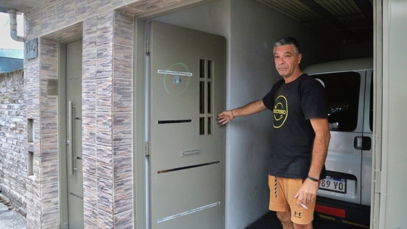 &nbsp;El abuelo del bebé y papá del barbero muestra la marca de un balazo (Foto: Alan Monzón/Rosario3)