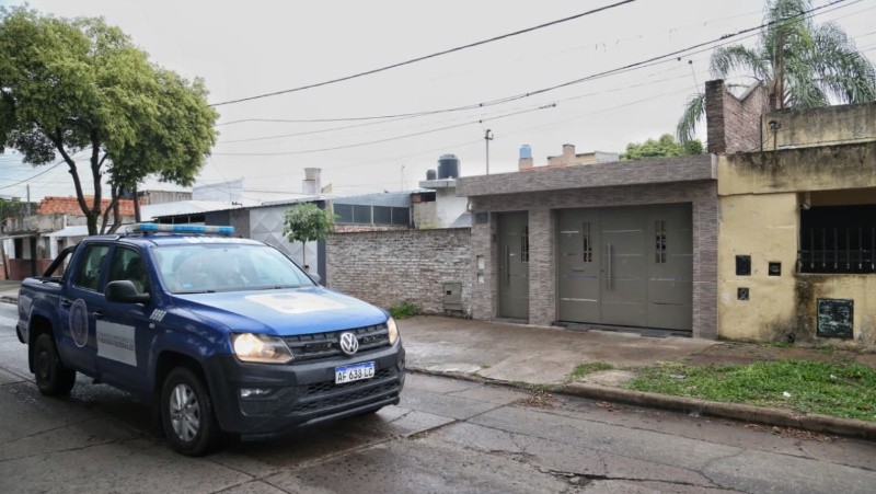 &nbsp;La casa custodiada este viernes por un patrullero policial (Foto: Alan Monzón/Rosario3).