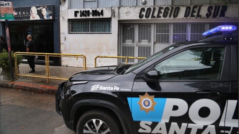 Personal policial en el frente de la escuela en la que apareció el cartel.