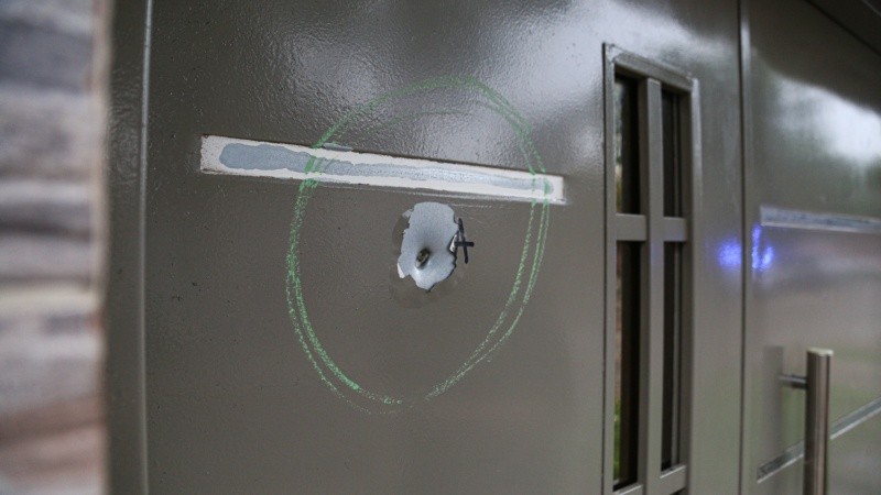 Uno de los impactos de bala que dio en el frente de la barbería. (Foto: Alan Monzón/Rosario3)&nbsp;