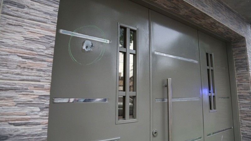 Un impacto de bala en el frente de la barbería. (Foto: Alan Monzón/Rosario3)