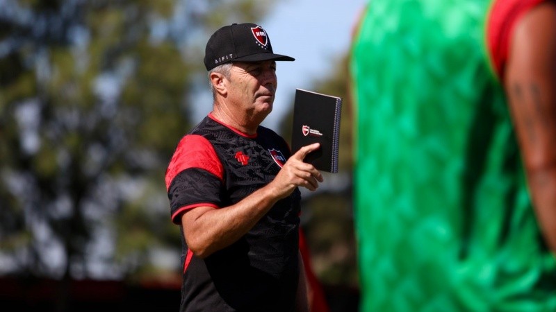 Kudelka con su librito, para sacar a Newell's del fondo.