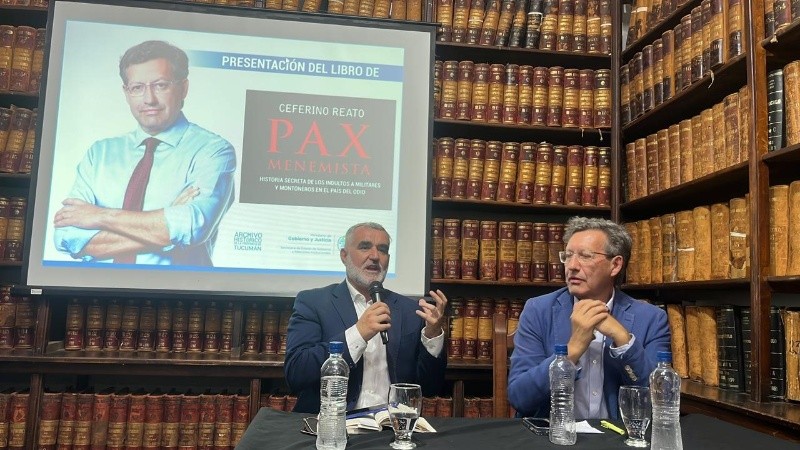 Reato junto a Indalecio Sánchez, de La Gaceta, en el Archivo Histórico de Tucumán, el viernes 20 de febrero&nbsp;