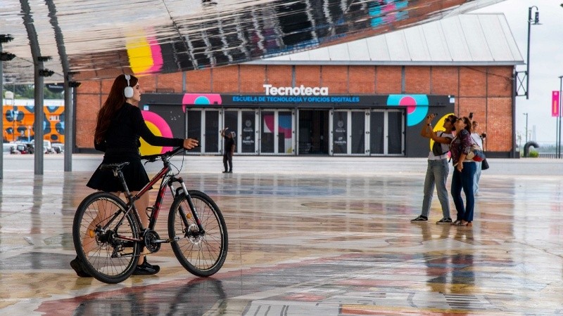 Finalizó el laqueado del mural de El Aura en Costa Nueva y ya se puede recorrer normalmente.