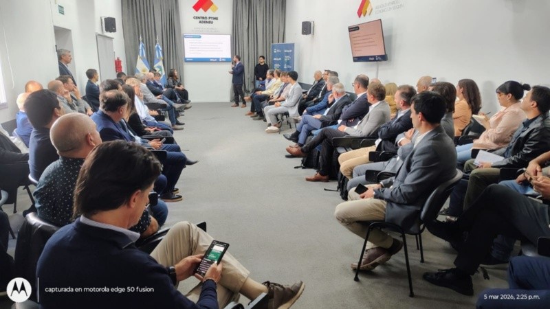 Cara cara. de un lado los santafesinos, del otro los neuqinos.&nbsp;