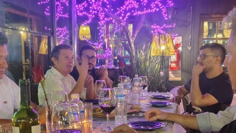 Una cena entre periodistas de Santa Fe y funcionarios de Comunicaciones de Neuquén (pagaron ellos).&nbsp;
