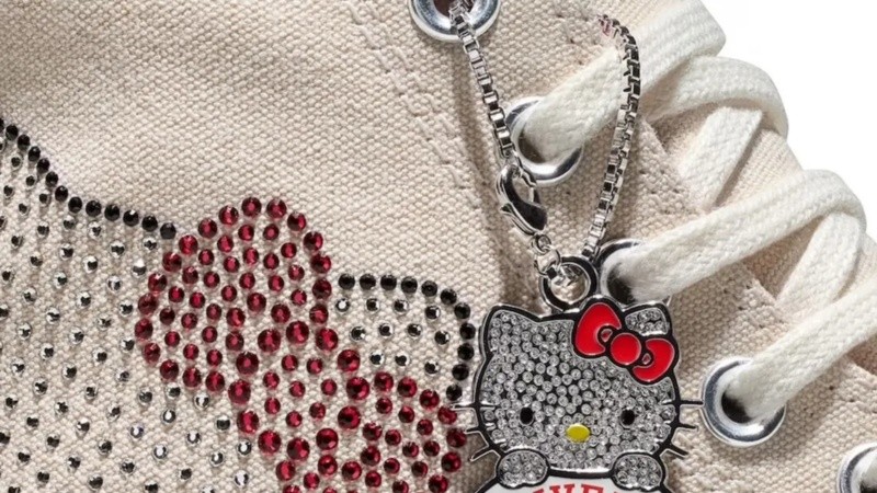 Un par pensado para quienes quieren sumar un toque divertido (y brillante) a sus outfits.