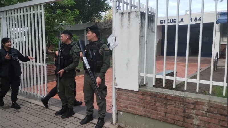 Gendarmes custodian el ingreso de la escuela en Ludueña.