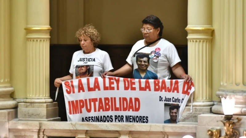 Familiares de víctimas asesinadas por menores de edad siguieron el debate en el Congreso.