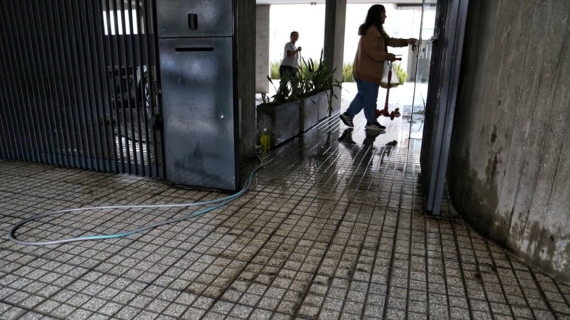 El ingreso del edificio tras el ataque.