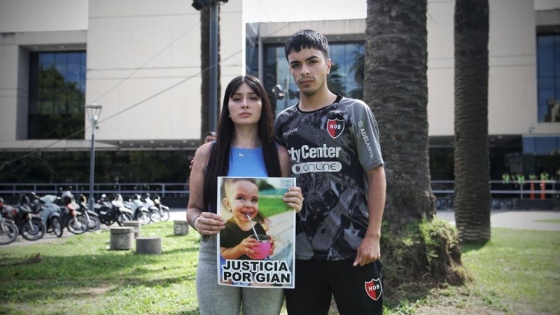 Los padres de Gian, desconsolados este lunes frente al Centro de Justicia Penal