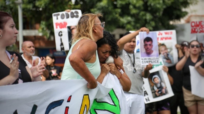 Una sentida movilización de la familia de Gian en la puerta del Centro de Justicia Penal (Alan Monzón/Rosario3)&nbsp;&nbsp;