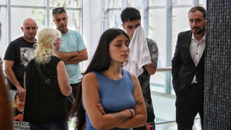 Los padres y familaires de Gian, ingresando a la audiencia este lunes