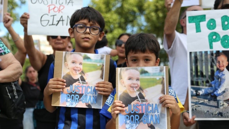 Una sentida movilización de la familia de Gian en la puerta del Centro de Justicia Penal