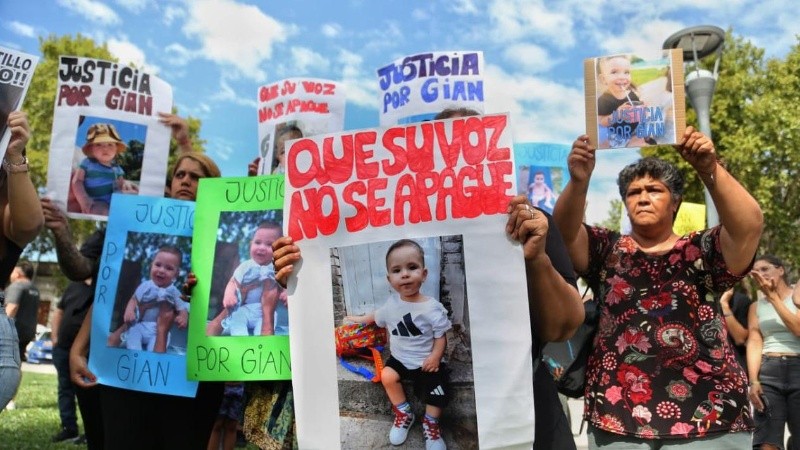 Frente al CJP una multitud reclamó justicia por el niño asesinado.