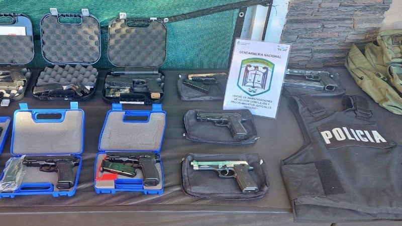 Algunas de las armas secuestradas en el allanamiento.