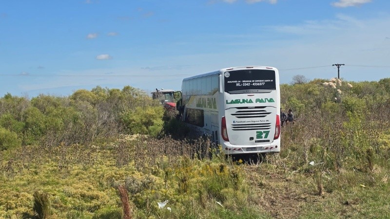 El micro de la empresa Laguna Paiva luego de impactar contra la camioneta en la autopista a Santa Fe