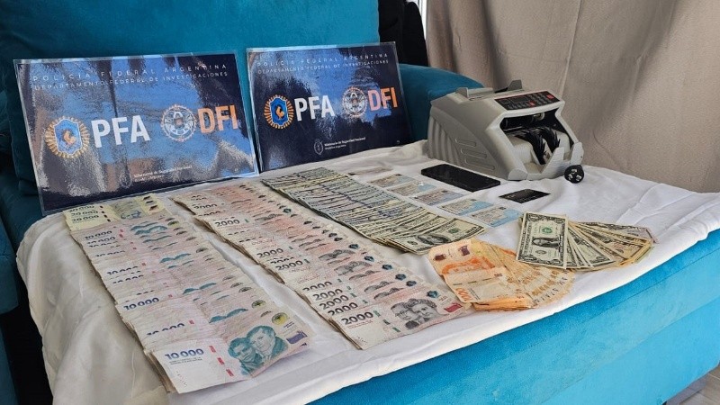 Dinero en efectivo que fue secuestrado durante el allanamiento.