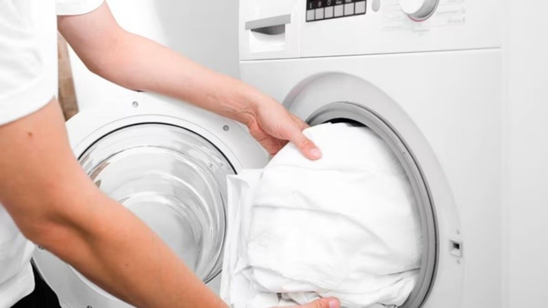 Las prendas escolares blancas (remeras de algodón, chombas de piqué y camisas) vuelven a ponerse en uso intensivo.