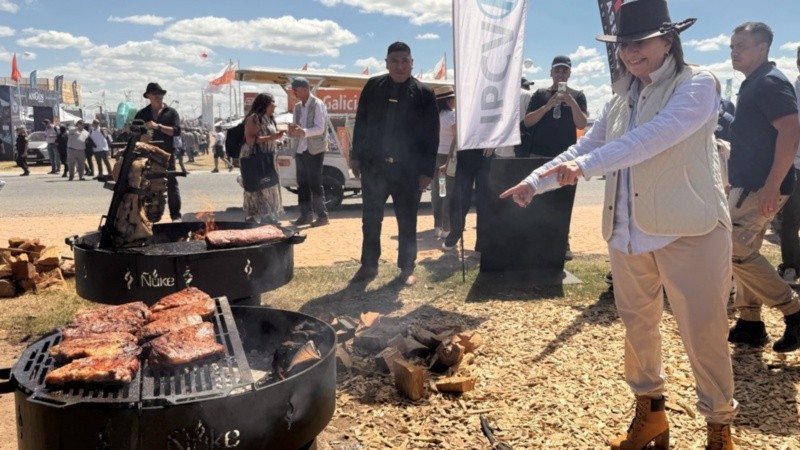 La senadora nacional en la recorrida por Expoagro 2026.