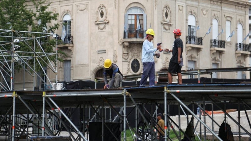 Comenzó el armado del escenario de Fito Páez.