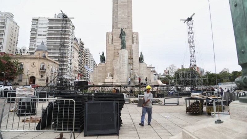 Comenzó el armado del escenario de Fito Páez.