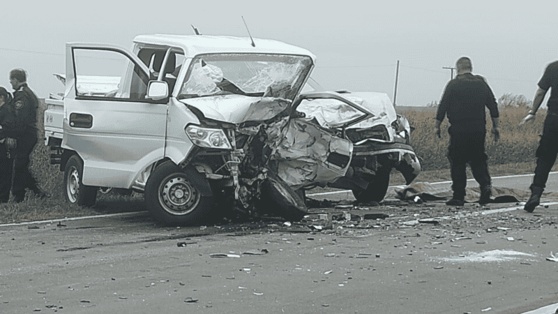 Ambos vehículos chocaron de frente en una mañana de mucha niebla.