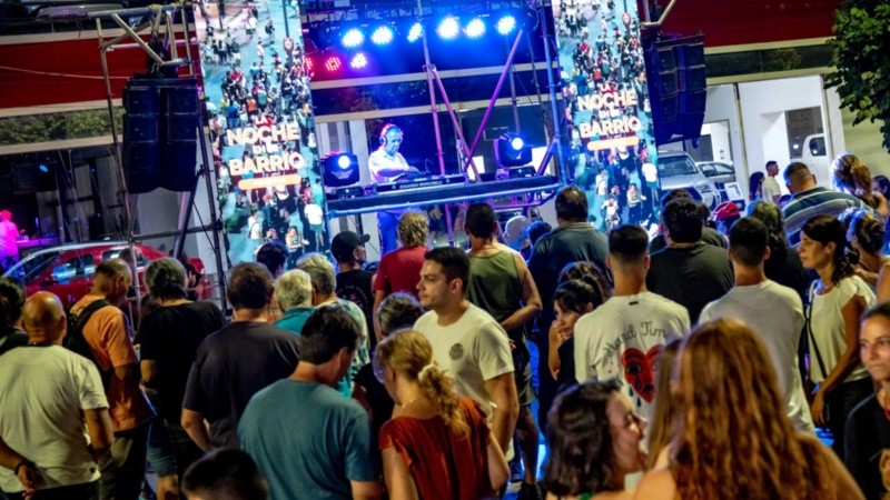 La calle se viste de fiesta este viernes a la noche.