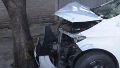El auto chocó contra un árbol en circunstancias que aún se desconocen.