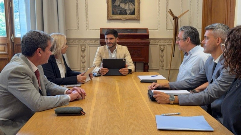 El gobernador y los fiscales reunidos en Rosario.