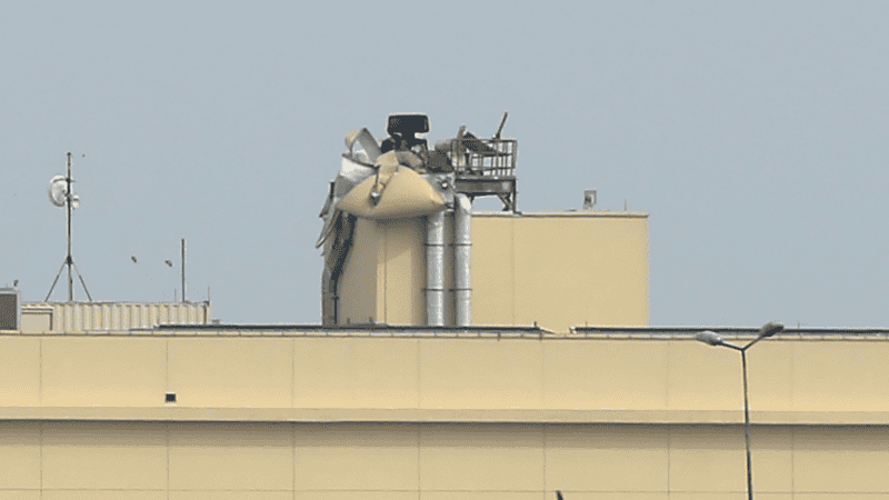 Vista general del complejo de la Embajada de Estados Unidos tras un presunto ataque con misiles en Bagdad, Irak