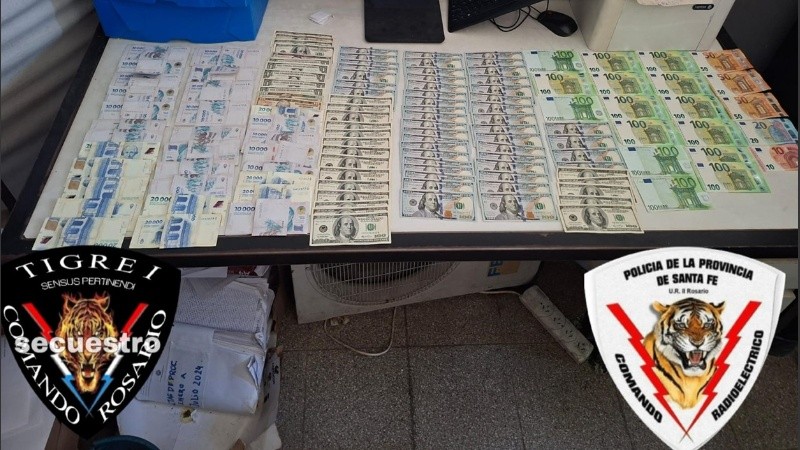 Fueron hallados fajos de dinero que los hombres no pudieron justificar, por lo que resultaron aprehendidos.