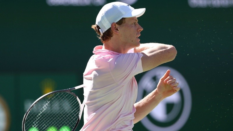 Jannik Sinner aprovechó la ausencia de Carlos Alcaraz (1°) en la gran final y tuvo un partido sólido.