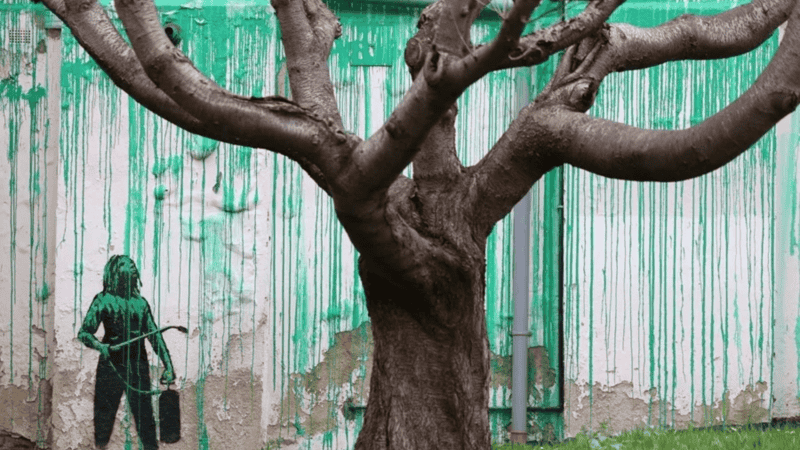 Mural de un árbol de Banksy en Londres.