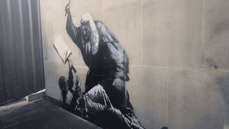 El mural del artista callejero Banksy en una pared del edificio del Tribunal Superior de Londres.