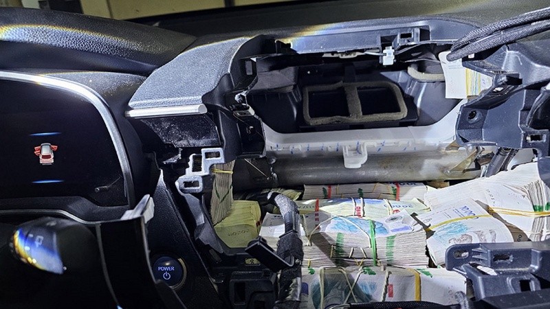 Así escondían el dinero dentro del torpedo del auto.