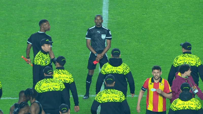 Unn árbitro terminó el partido y amenazó a todos los jugadores con la roja en su mano